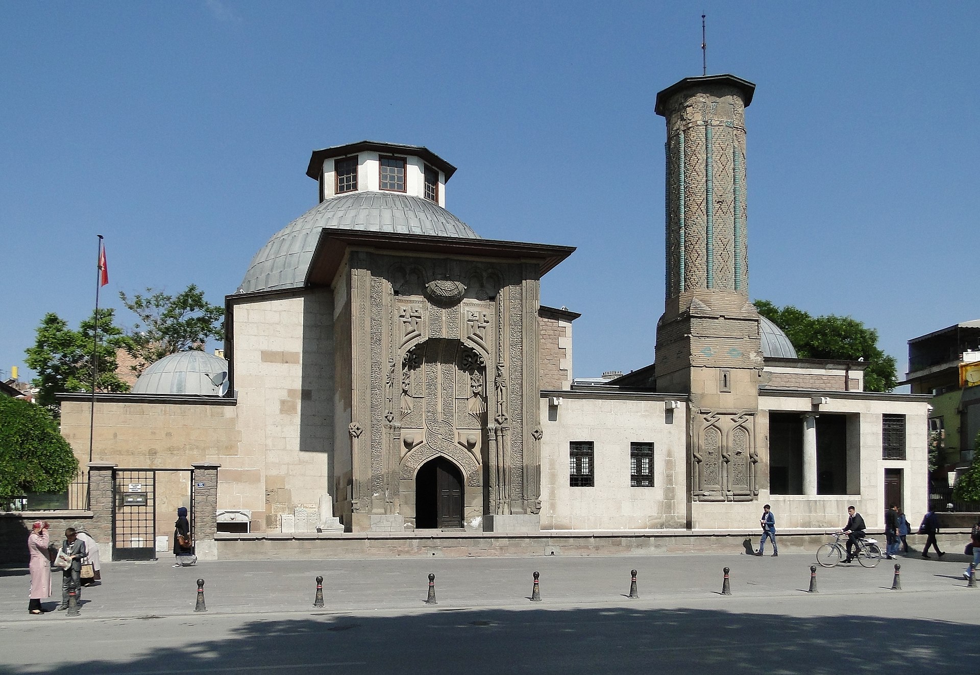 Ince_Minareli_Medrese_01